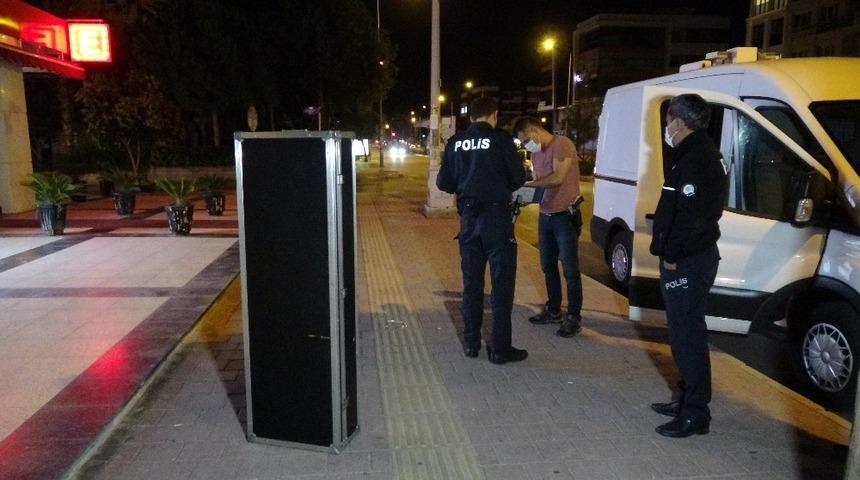Antalya'da 2 metrelik şüpheli müzik aleti kutusu polisi alarma geçirdi