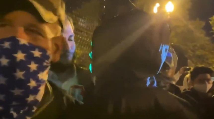 Beyaz Saray &ouml;n&uuml;nde Trump ve Biden taraftarları arasında arbede