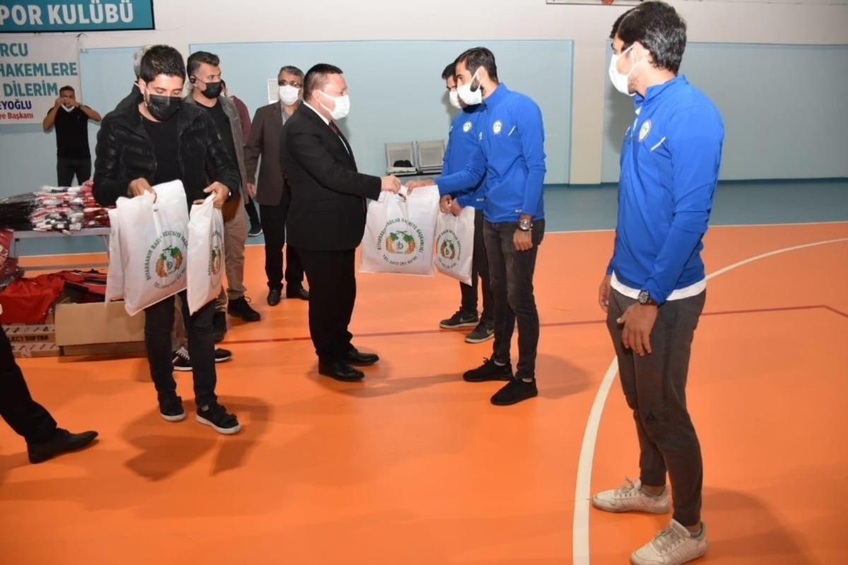 Başkan Beyoğlu&rsquo;ndan sporculara malzeme dağıtımı