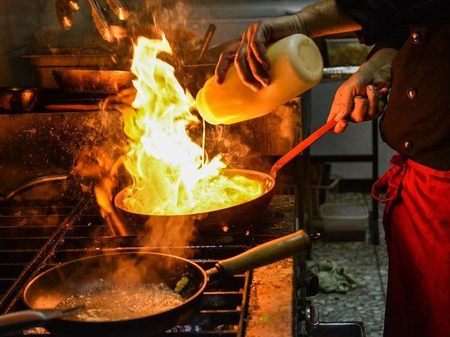 R&uuml;yada yemek yapmak 