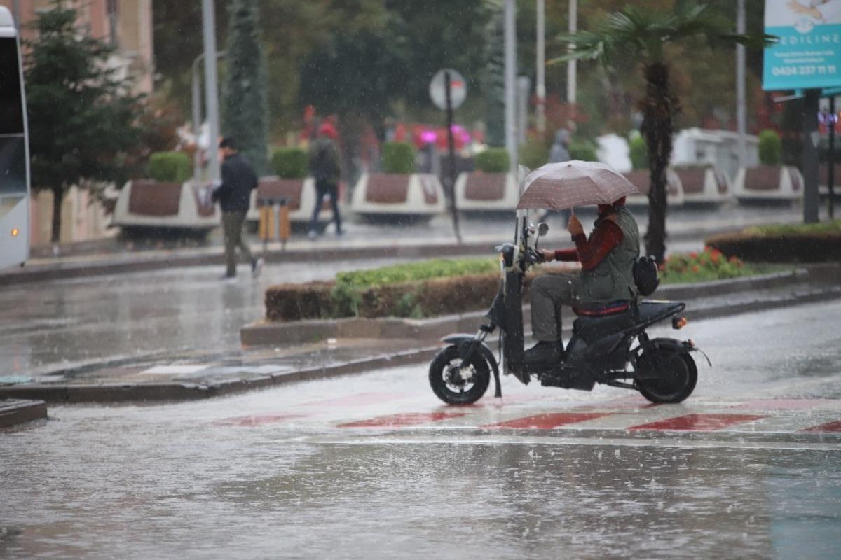 Elazığ&rsquo;da sağanak yağış etkili oluyor
