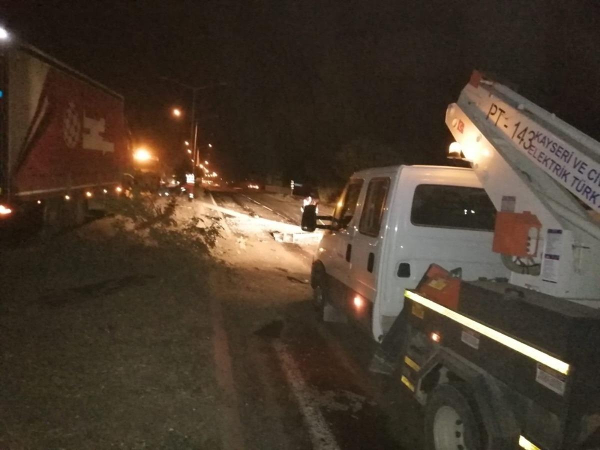 Yeşilhisar&rsquo;daki trafik kazası Kayseri-Niğde yolunu etkiledi