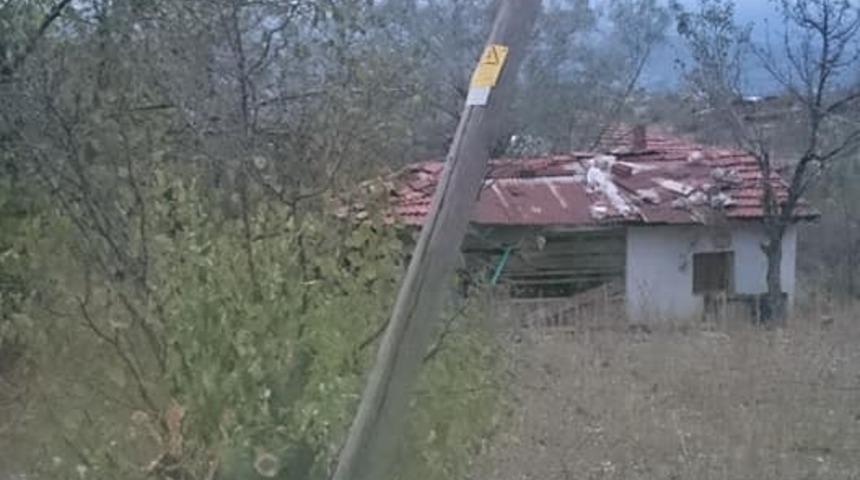 Yıkılmak &uuml;zere olan elektrik direği tehlike sa&ccedil;ıyor