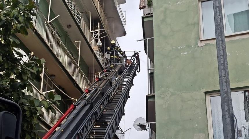 Sigara yakmaya &ccedil;alıştı, kıyafetleri yanınca evde yangın &ccedil;ıktı