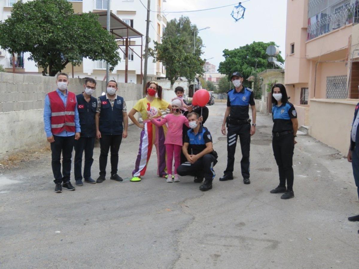 Mersin polisi l&ouml;semili &ccedil;ocukları mutlu etti