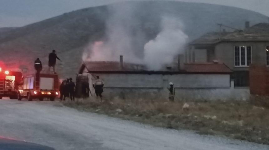 Yunak&rsquo;ta m&uuml;ştemilat yangını s&ouml;nd&uuml;r&uuml;ld&uuml;
