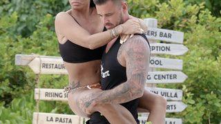 Türkiye'de tatildeyken iki ayağını birden kırmıştı! Katie Price hala kucakta