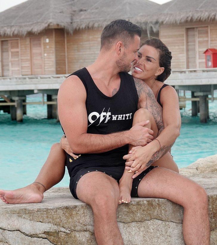 Türkiye'de tatildeyken iki ayağını birden kırmıştı! Katie Price hala kucakta G2