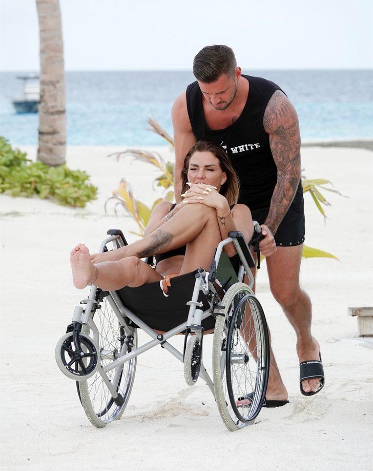 Türkiye'de tatildeyken iki ayağını birden kırmıştı! Katie Price hala kucakta G3