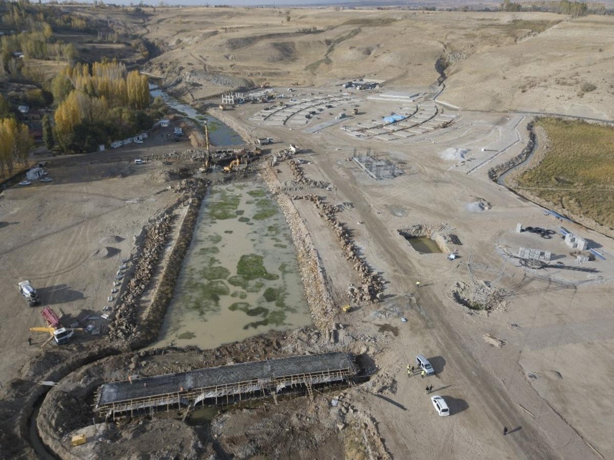 B&ouml;lgenin en b&uuml;y&uuml;k &lsquo;millet bah&ccedil;esi&rsquo; Ahlat&rsquo;ta yapılıyor