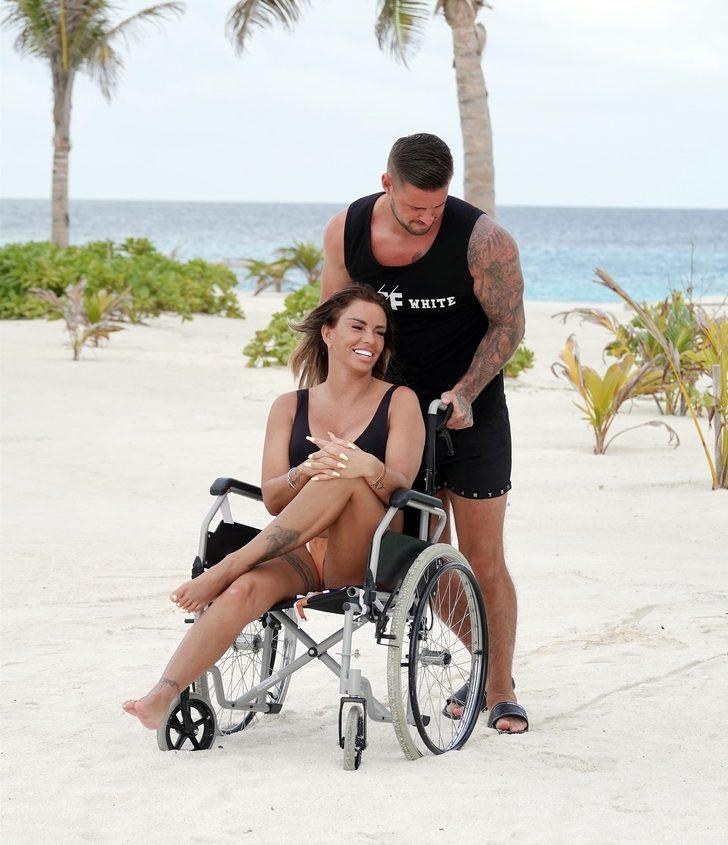 Türkiye'de tatildeyken iki ayağını birden kırmıştı! Katie Price hala kucakta G4