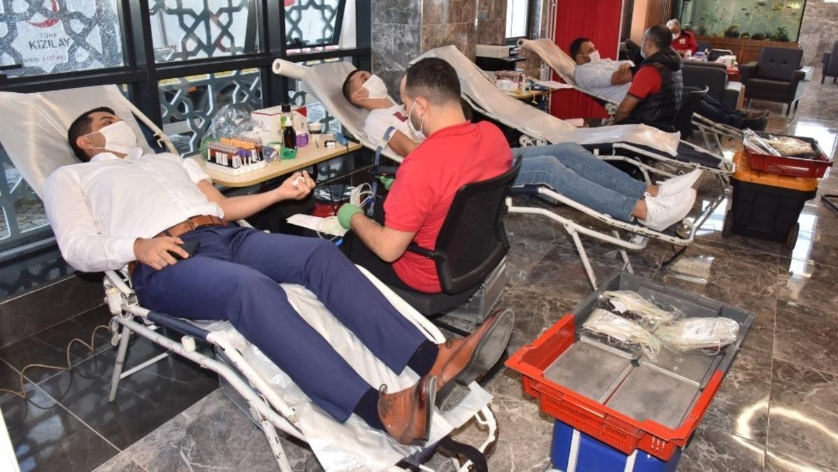 Kartepe&rsquo;den İzmir&rsquo;e kan kardeşliği