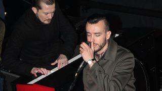 Cem Adrian konserinde köy okulları için kitap topladı