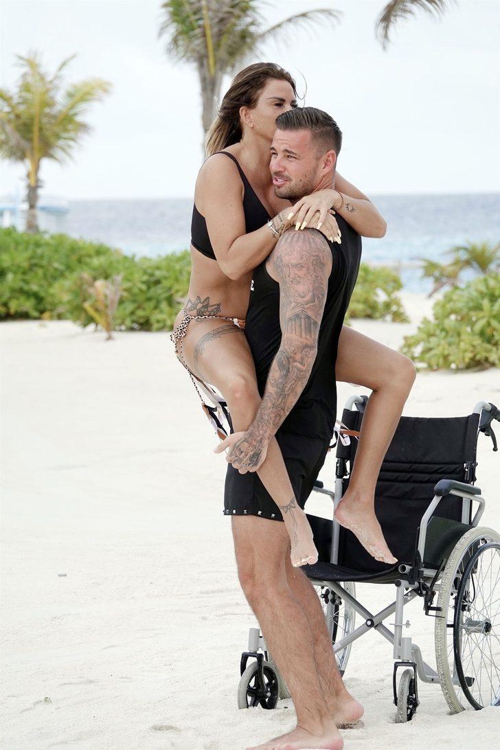 Türkiye'de tatildeyken iki ayağını birden kırmıştı! Katie Price hala kucakta G5