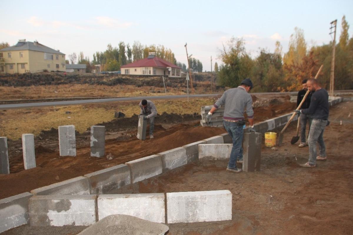 Malazgirt&rsquo;te yol yapım &ccedil;alışması devam ediyor