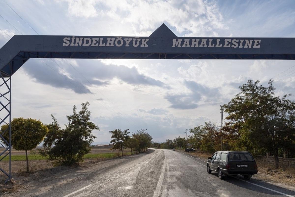 Sindelh&ouml;y&uuml;k&rsquo;te sıcak asfalt, sıcak sohbet