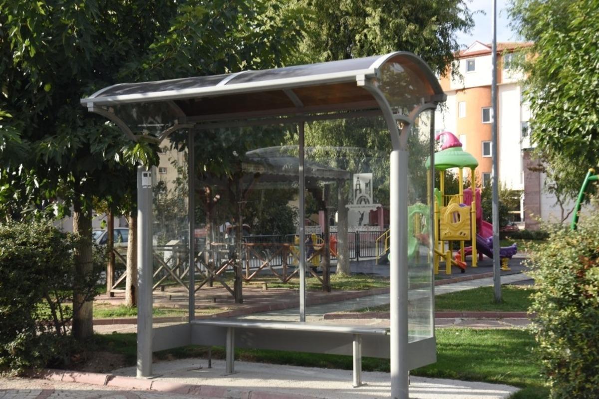 11 adet cam durak yeni yerlerine konuldu