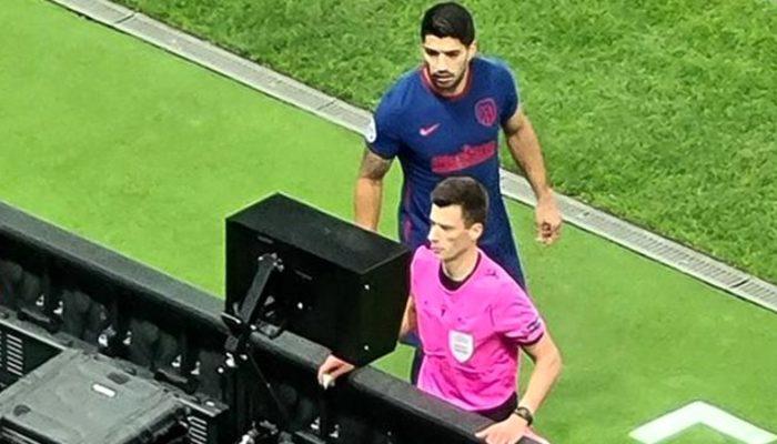 VAR'a giden hakemin arkasında durarak pozisyonu izleyen Luis Suarez sarı kart gördü