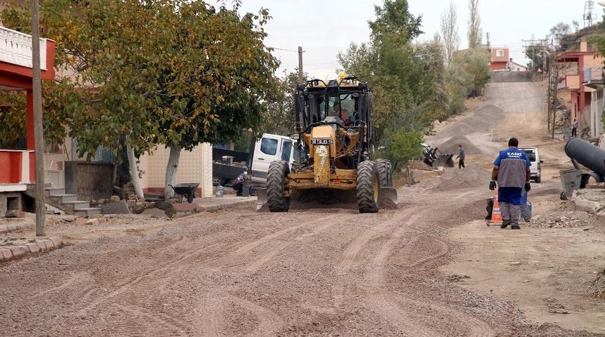 Kuruk&ouml;pr&uuml;&rsquo;de doğalgaz sonrası asfalt &ccedil;alışması