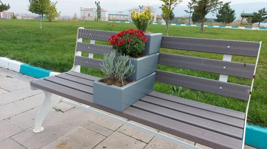 Çiçek saksılı banklar