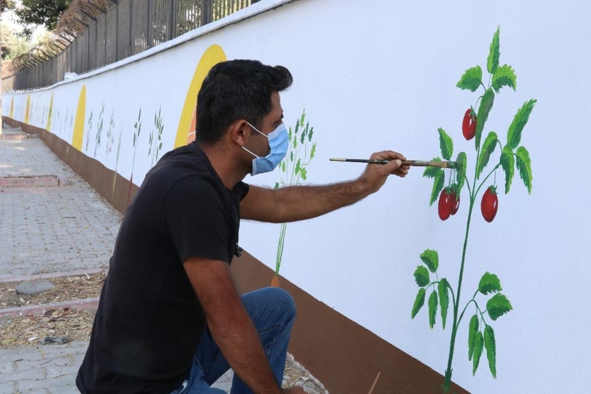 Mersin Hal Kompleksinin duvarları renkleniyor