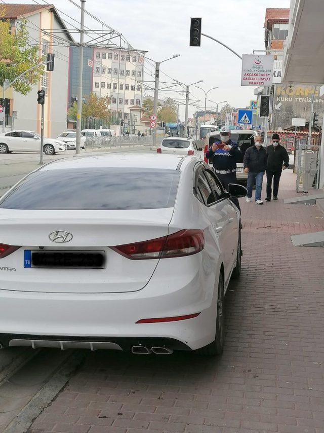 Kocaeli’de kaldırım parklanmalarına geçit yok