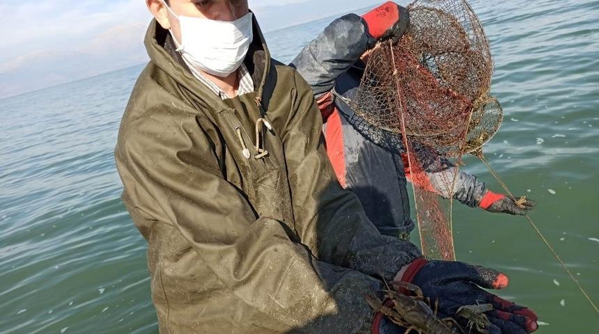 Eğirdir&rsquo;de 640 adet sahipsiz kerevit pinterine el konuldu