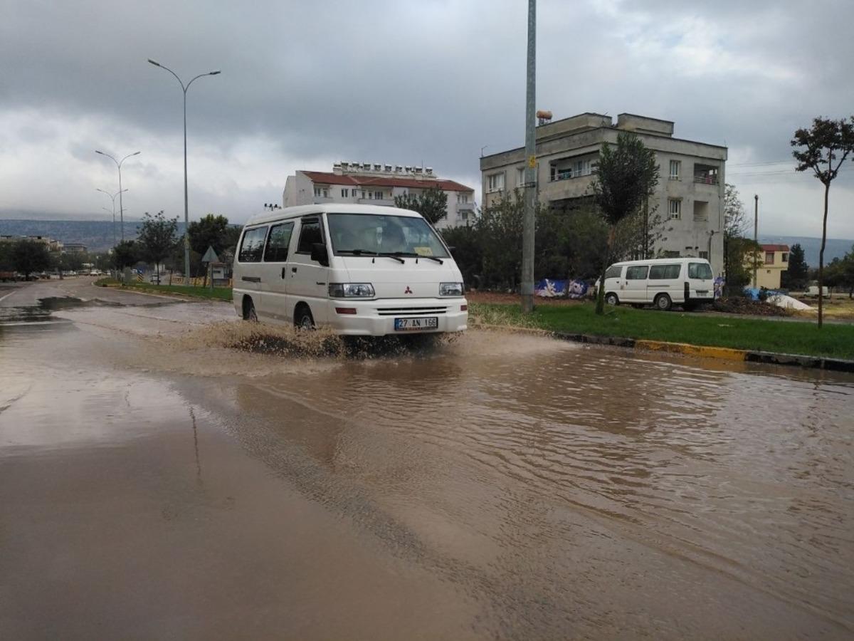 Yavuzeli&rsquo;nde sağanak yağmur etkili oldu