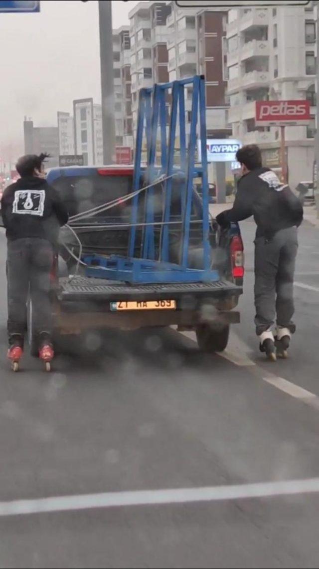 Patenli gençlerin yağışlı havada tehlikeli yolculuğu