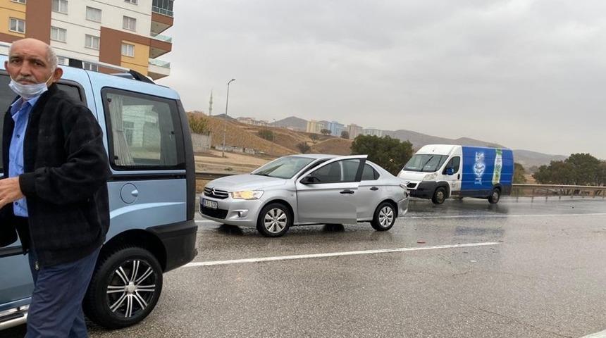 Yağmur kazaları da beraberinde getirdi: 4 araç birbirine girdi