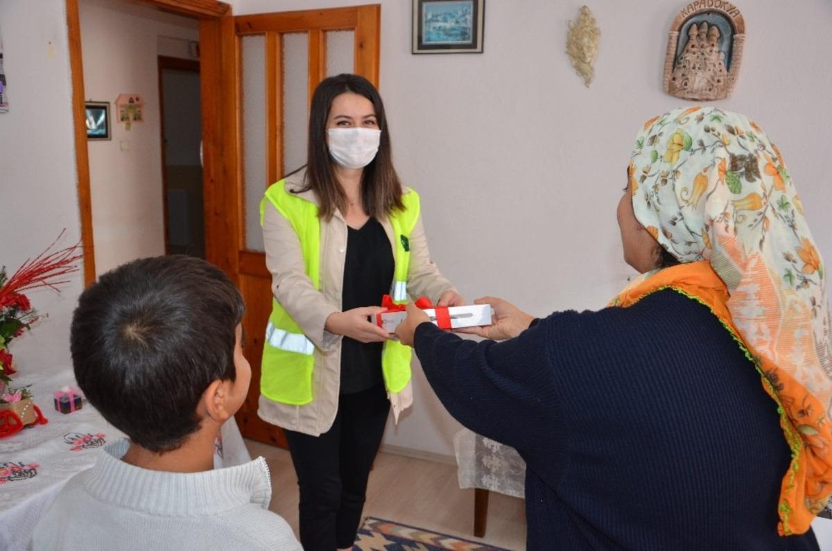 B&uuml;y&uuml;kşehir Belediyesi merkez ve il&ccedil;elerde tablet yardımına devam ediyor