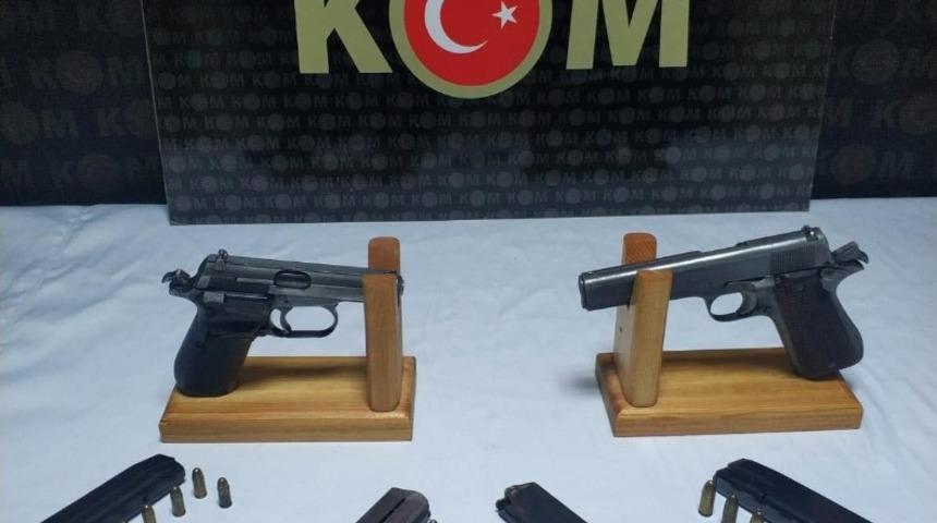 Batman&rsquo;da durdurulan ara&ccedil;tan ruhsatsız silah &ccedil;ıktı