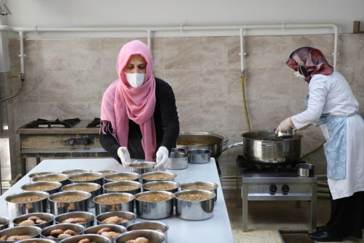 Seralarda yetişiyor aşevinde pişiriliyor