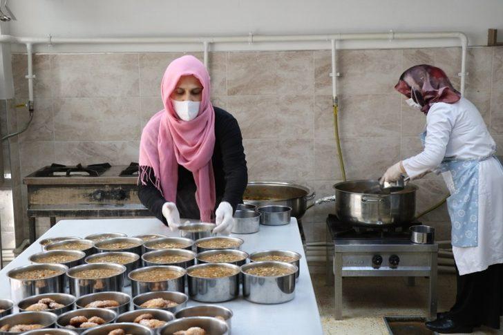 Seralarda yetişiyor aşevinde pişiriliyor G1