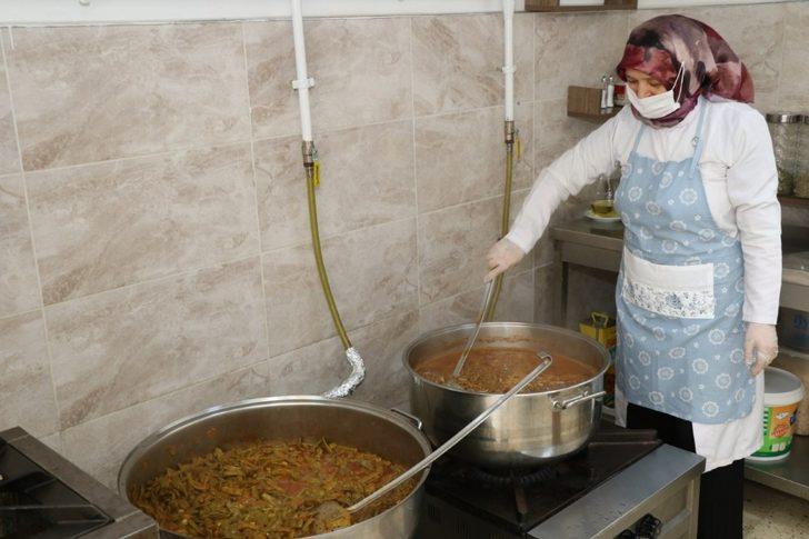 Seralarda yetişiyor aşevinde pişiriliyor G2