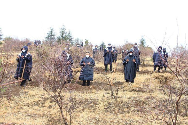 Elazığ polisi, depremlerde hayatını kaybedenlerin anısına fidan dikti G3