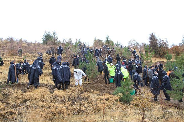 Elazığ polisi, depremlerde hayatını kaybedenlerin anısına fidan dikti G4