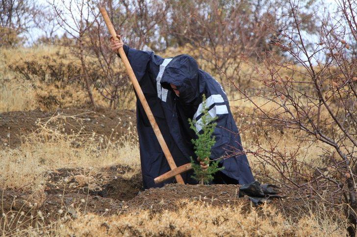 Elazığ polisi, depremlerde hayatını kaybedenlerin anısına fidan dikti G5