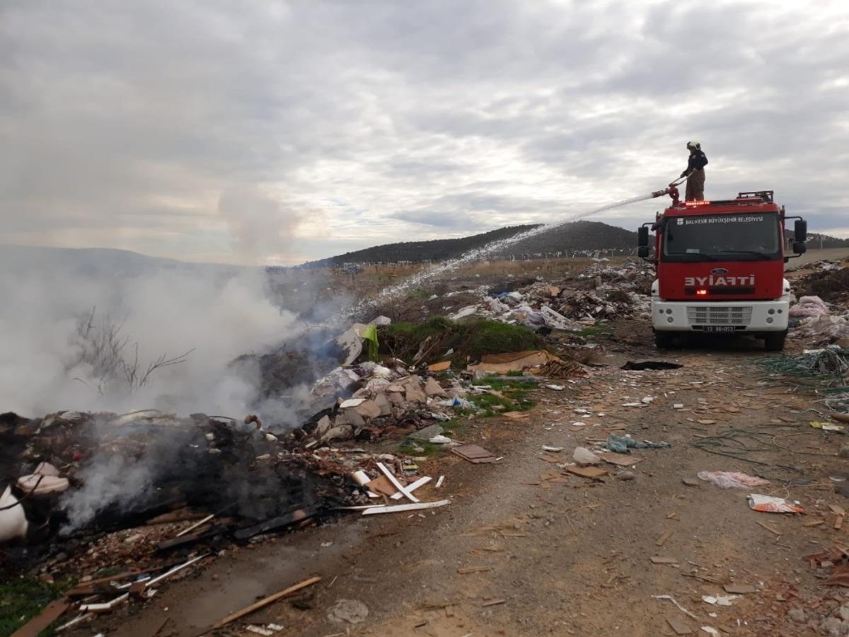 Burhaniye&rsquo;de &ccedil;&ouml;pl&uuml;k yangını