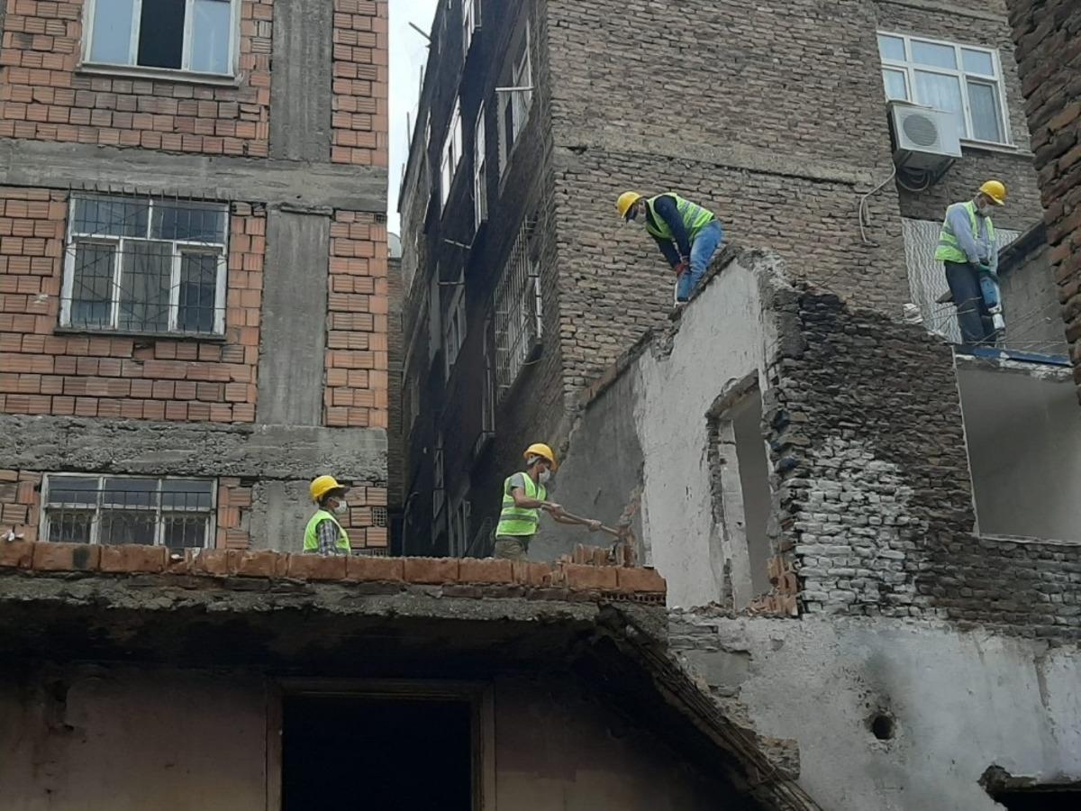 Bağlar&rsquo;da metruk bina yıkıldı