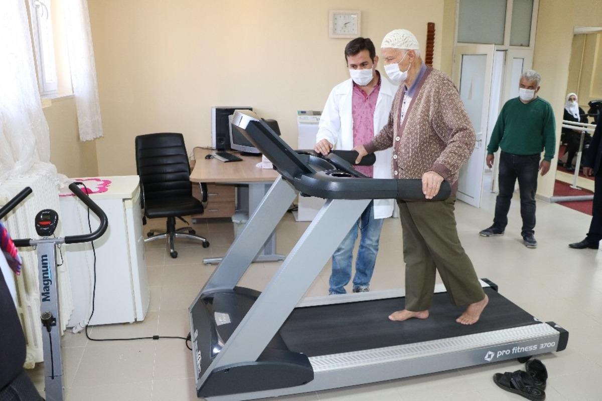 Kaldığı huzurevinde fizik tedavi &uuml;nitesi kurdu