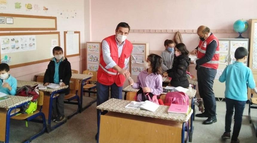 T&uuml;rk Kızılay Hisarcık Temsilciliği &ouml;ğrencilere maske ve dezenfektan dağıttı