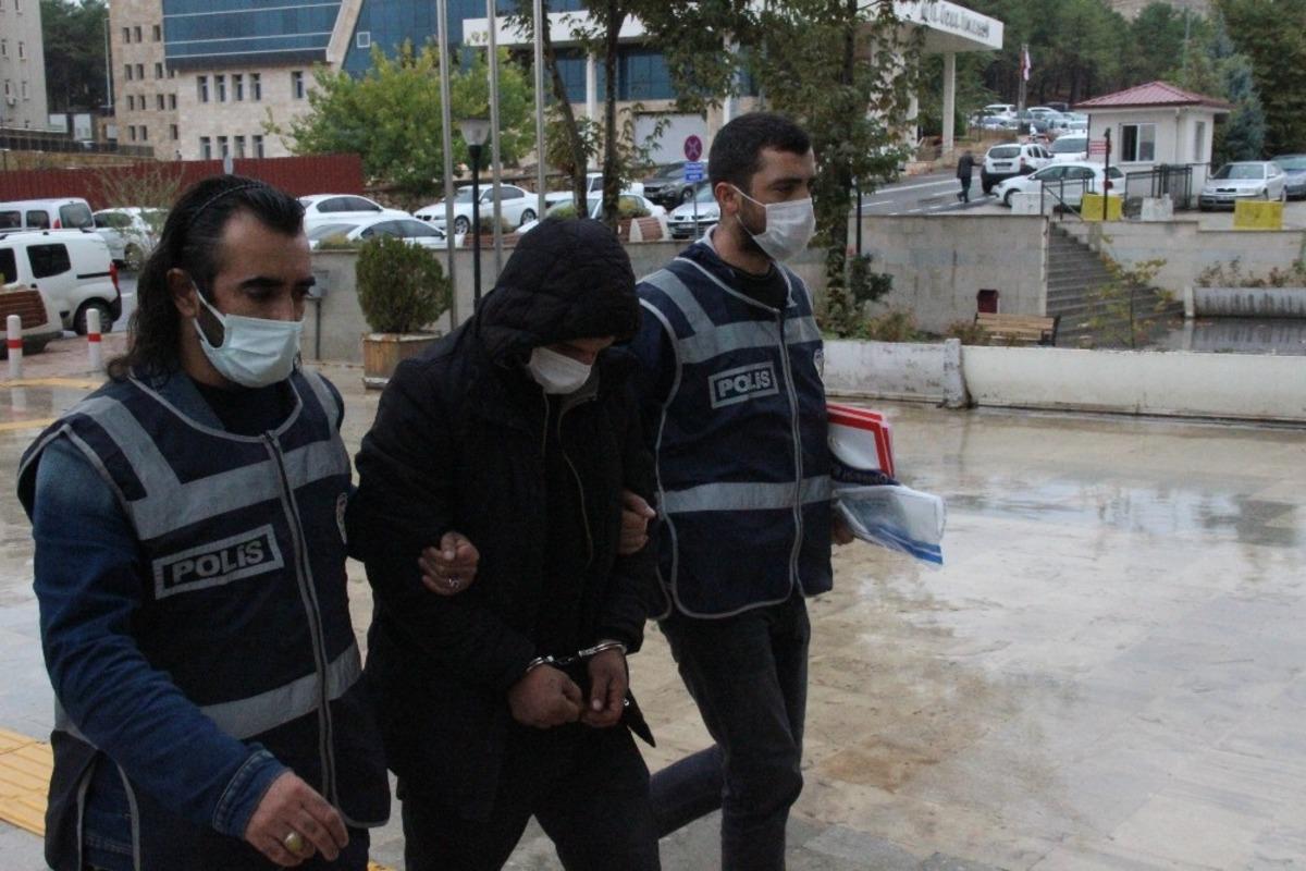 Elazığ&rsquo;da 47 su&ccedil; kaydı olan ş&uuml;pheli, &ccedil;aldığı otomobille gezerken yakalandı