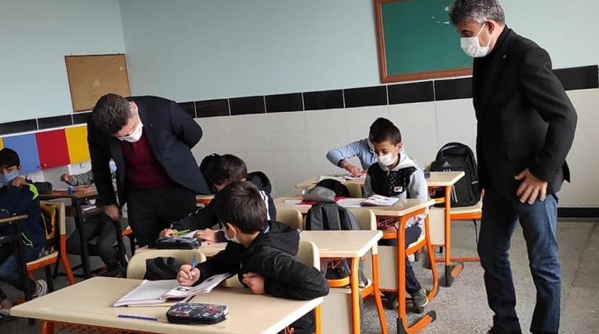 Kaman Kaymakamı Özcan okul ziyaretleri ile incelemelerde bulunuyor