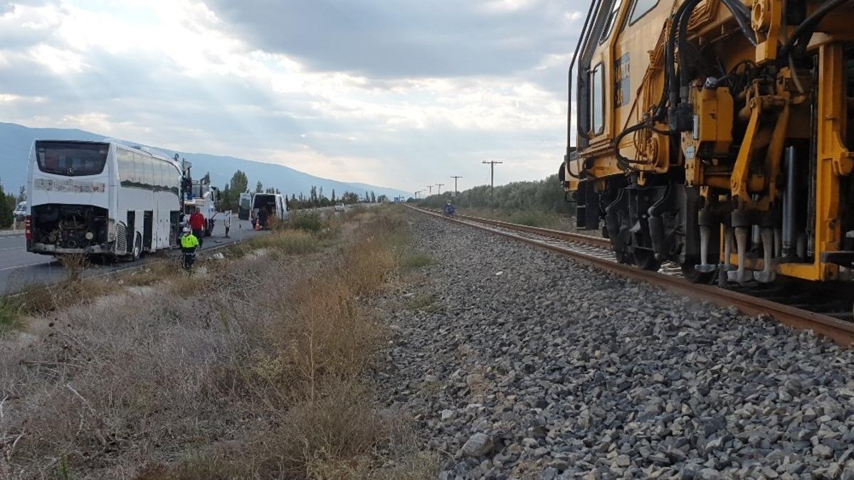 Otob&uuml;s kazasında zarar g&ouml;ren demiryolu onarıldı