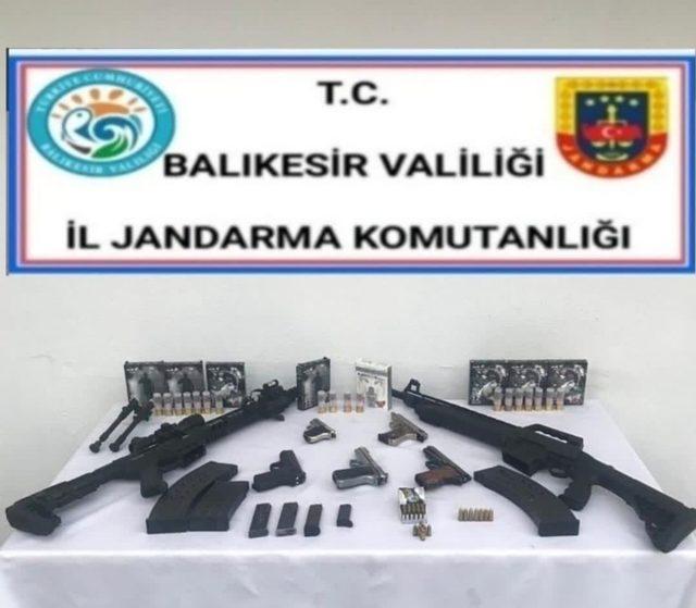 Balıkesir’de jandarma ekipleri 53 aranan şahsı yakaladı