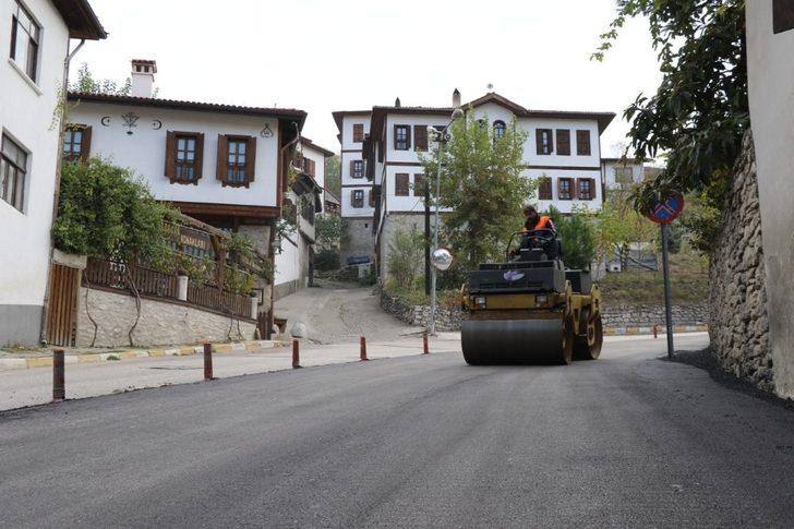 Safranbolu’da Tarihi Çarşı bölgesine sıcak asfalt seriliyor G3