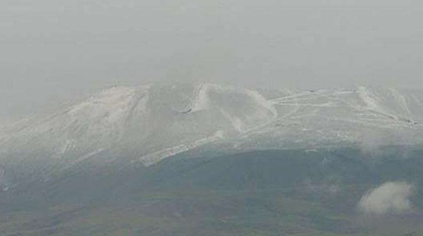 Tatvan&rsquo;a mevsimin ilk karı d&uuml;şt&uuml;