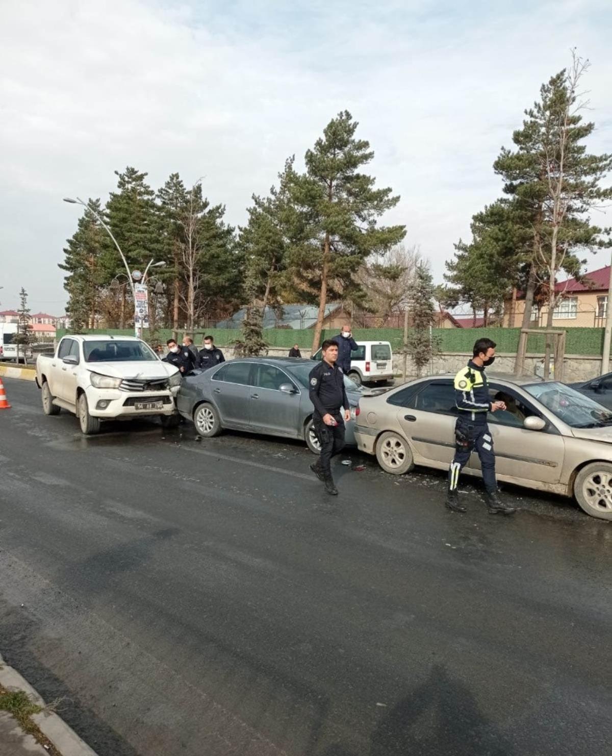 Ağrı&rsquo;da zincirleme trafik kazası