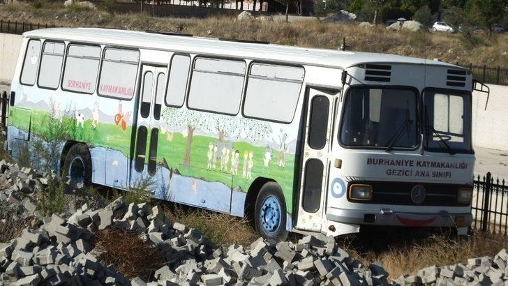 Burhaniye’de Gezici Ana Sınıfı olan otobüs çürümeye bırakıldı G2